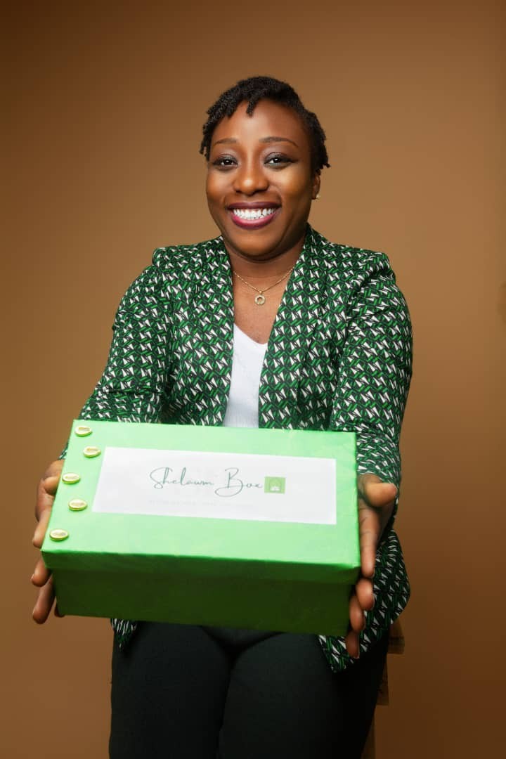 Esther Bléhiné présentant la Shelawm Box Premium